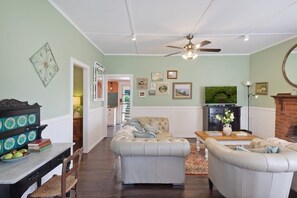 TV, fireplace, stereo, offices - Cosy Family Farm Stay - Daily Animal Feeding (Wamberal)