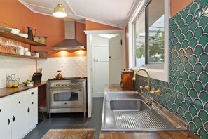Fridge, microwave, oven, stovetop - Cosy Family Farm Stay - Daily Animal Feeding (Wamberal)