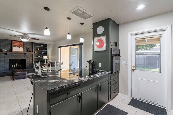 Kühlschrank, Mikrowelle, Ofen, Herdplatte