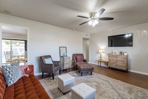 Tv, eldstad och kontor