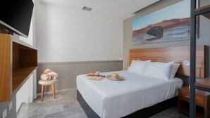 2 bedrooms, desk, WiFi