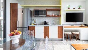 Coffee/tea maker, fridge