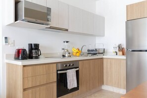 Cafeteira/chaleira, geladeira, micro-ondas, fogão