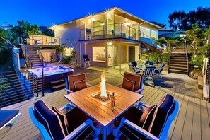 Outdoor dining - Endless Vistas On The Cove Perfection - Spa, Pet-Friendly, Stunning Views, Large Parking & AC (San Diego)