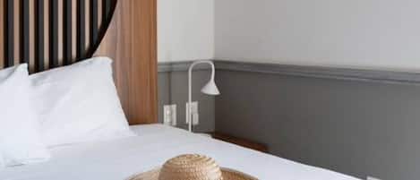 2 bedrooms, desk, WiFi