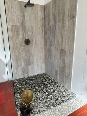 Dusche, Haartrockner, Handtücher, Toilettenpapier