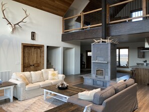 Smart TV, DVD player, books - The Rendezvous - Mountain views surrounded by fields (Cody)