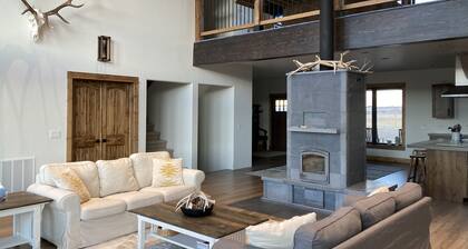 The Rendezvous - Mountain views surrounded by fields