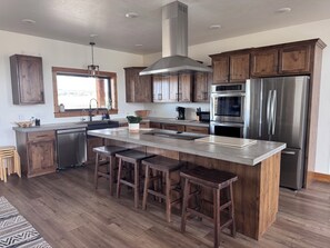Fridge, microwave, oven, stovetop - The Rendezvous - Mountain views surrounded by fields (Cody)