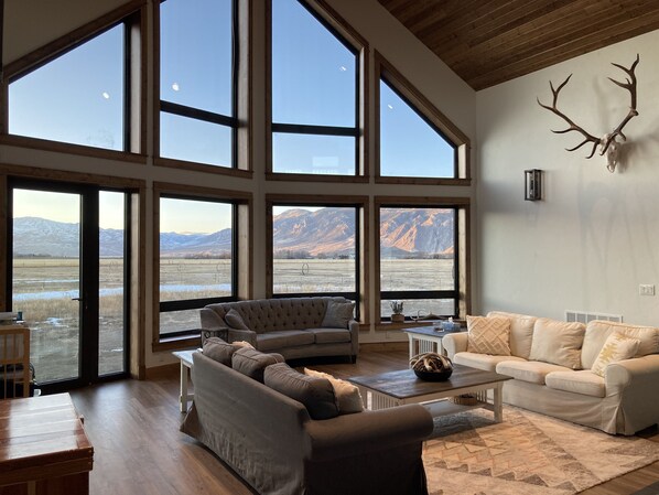 Smart TV, DVD player, books - The Rendezvous - Mountain views surrounded by fields (Cody)