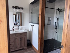Hair dryer, towels, soap, shampoo - The Rendezvous - Mountain views surrounded by fields (Cody)