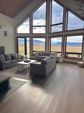 Smart TV, DVD player, books - The Rendezvous - Mountain views surrounded by fields (Cody)