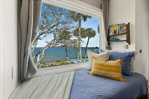 4 bedrooms, iron/ironing board, bed sheets - FALL DISCOUNT Riverfront Property - Minutes to BEACH! (Melbourne)