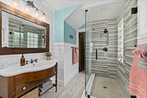 Shower, hair dryer, towels, toilet paper - FALL DISCOUNT Riverfront Property - Minutes to BEACH! (Melbourne)