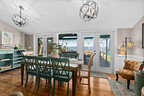 FALL DISCOUNT Riverfront Property - Minutes to BEACH!