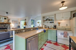 Réfrigérateur, micro-ondes, plaque de cuisson, lave-vaisselle