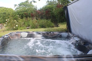 Outdoor spa tub - Fosfelle Cottages (Bideford)