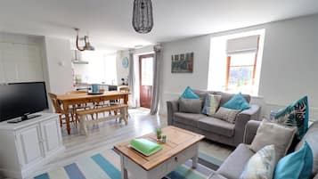 Cottage, 3 Bedrooms (Rowan) | Individually decorated, individually furnished, blackout curtains