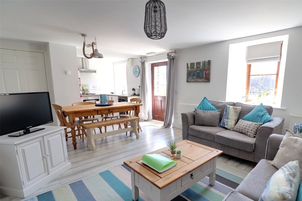 Cottage, 3 Bedrooms (Rowan) | Blackout drapes, individually decorated, individually furnished