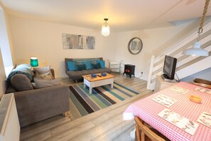 Cottage, 3 Bedrooms (Rowan) | Individually decorated, individually furnished, blackout drapes