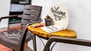 Rom – design | Skrivebord, skrivebord for bærbar PC og wi-fi (inkludert)