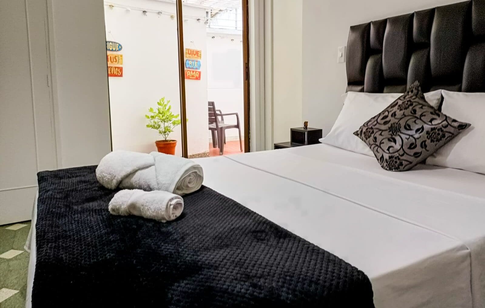 Design kamer | Individueel gemeubileerd, een bureau, een laptopwerkplek, gratis wifi