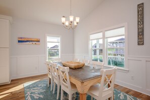 Dining - The Teal Turtle: Beautiful, spacious home with easy beach access (Oak Island)