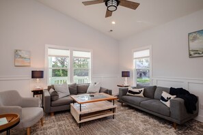 TV - The Teal Turtle: Beautiful, spacious home with easy beach access (Oak Island)
