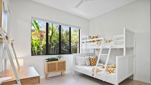 4 Schlafzimmer, Schreibtisch, Bügeleisen/Bügelbrett, Reisekinderbett