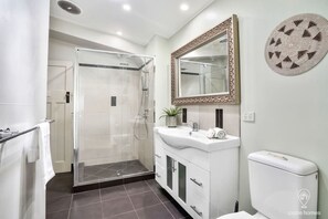 Hårføner og håndklær