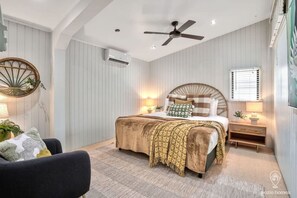 3 soverom, skrivebord, strykejern/-brett og reiseseng for barn