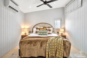 3 bedrooms, desk, iron/ironing board, travel cot - The Gallery - Stylish City-Fringe Apartment with Outdoor Living & Office Space (Bungalow)