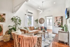 Smart TV - The Gallery - Stylish City-Fringe Apartment with Outdoor Living & Office Space (Bungalow)