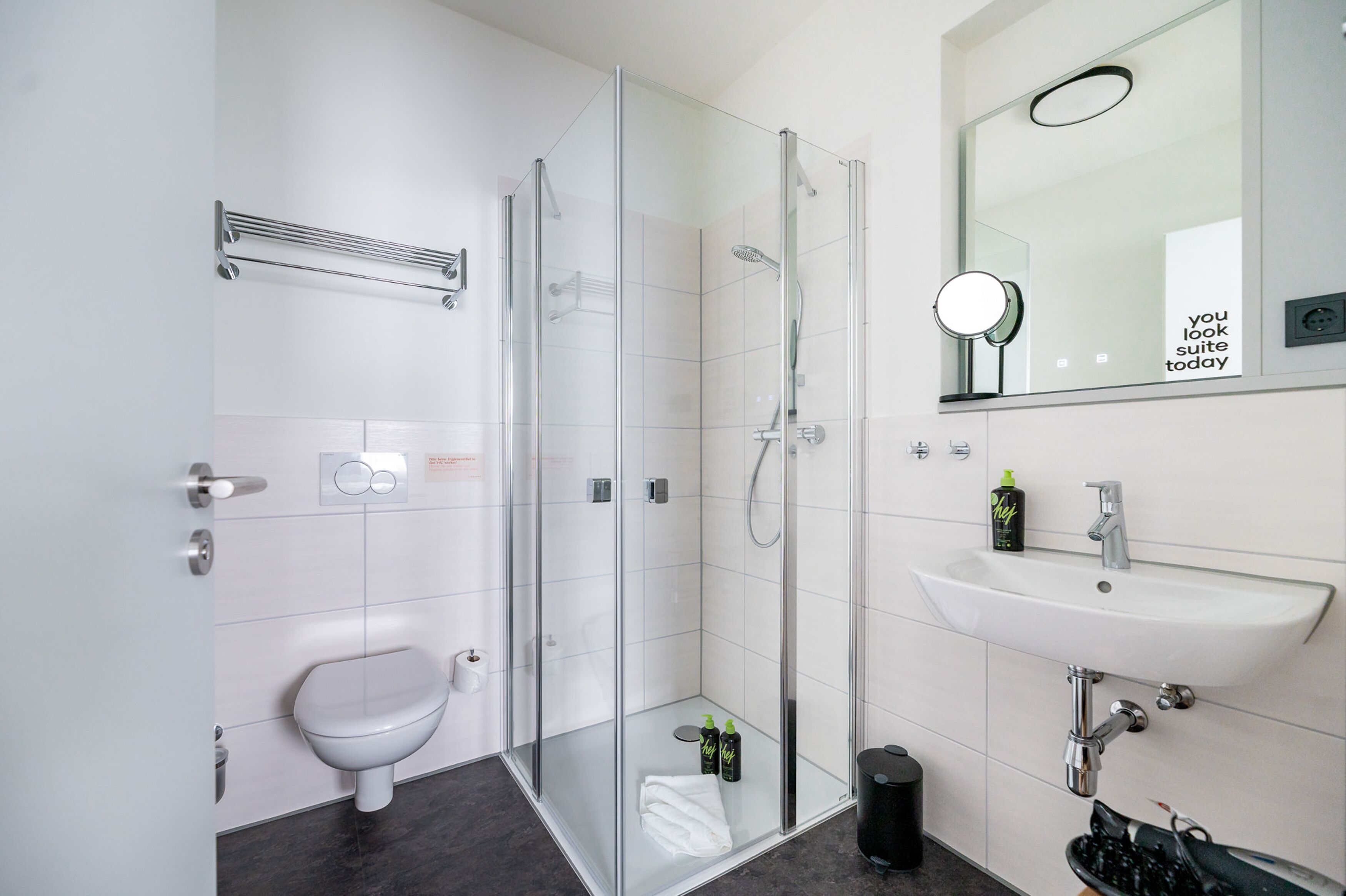 Comfort Suite with sofa bed | Badkamer | Gratis toiletartikelen, een haardroger, handdoeken, zeep