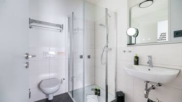 Comfort Suite with sofa bed | Badkamer | Gratis toiletartikelen, een haardroger, handdoeken, zeep