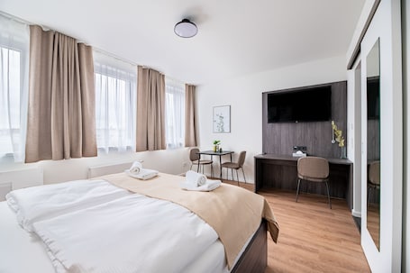 1 habitación, decoración personalizada, muebles diferentes y escritorio