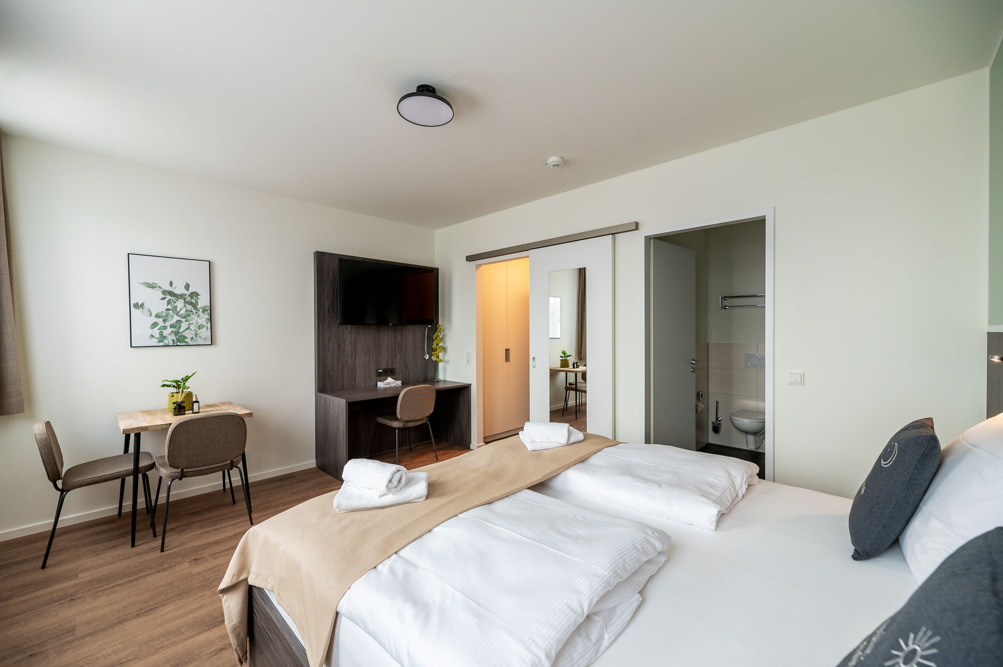 Suite | 1 habitación, decoración personalizada, muebles diferentes y escritorio 