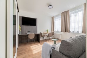 Comfort Suite with sofa bed | Área de sala de estar | Televisión de 50 pulgadas con canales vía satélite