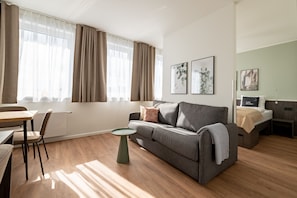 Comfort Suite with sofa bed | Living area | 50-inch TV with satellite channels - Limehome Bremerhaven Kantstraße (Bremerhaven)