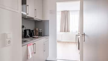 Suite | Privékeuken | Een koelkast, een magnetron, een koffiezetapparaat/waterkoker
