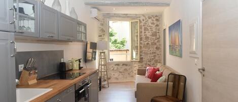 Fridge, oven, dishwasher, coffee/tea maker