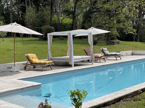 Belle Villa avec piscine chauffée située sur un Parc Arboré de plous d'1 hectare