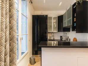 Fridge, microwave, oven, coffee/tea maker