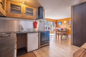 Fridge, microwave, oven, coffee/tea maker