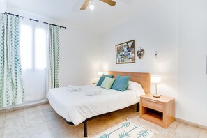 2 makuuhuonetta, työpöytä, silitysrauta/-lauta, ilmainen Wi-Fi