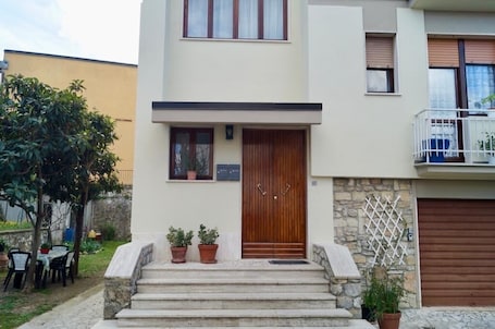 Exterior. 2-bedroom apartment in classical Tuscan style