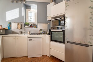 Refrigerador, microondas, horno y lavavajillas