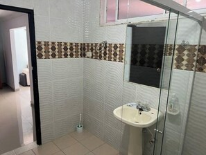 Regadera, toallas, jabón, papel de baño 