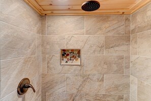 Hair dryer, towels, soap, shampoo - Wild Creek Cabin (Mineral Bluff)