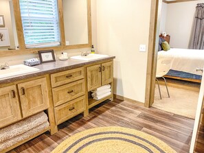 4 عدّة غرف نوم ومكتب ومكواة/لوح كي وملاءات أسرّة